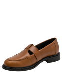 Detalle del cuero liso camel y hebilla dorada en mocasín casual de mujer.