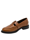 Detalle del cuero liso camel y hebilla dorada en mocasín casual de mujer.