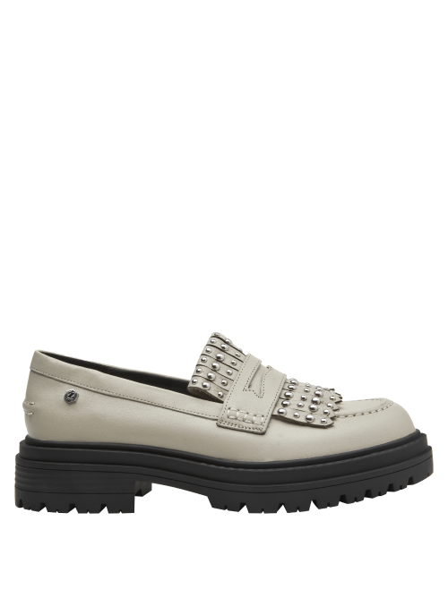 Elegante mocasín de cuero crema para mujer, con adorno de tachas y flecos, perfecto para eventos casuales.