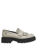 Mocasín casual de cuero beige con suela robusta negra, diseño moderno y versátil para mujer.