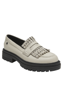 Elegante mocasín de cuero crema para mujer, con adorno de tachas y flecos, perfecto para eventos casuales.