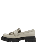 Mocasín femenino en cuero beige con detalles metálicos, ideal para un look punk chic desenfadado.