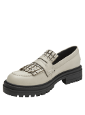 Calzado de cuero crema con suela negra contrastante, diseño vanguardista y elegante para mujer.