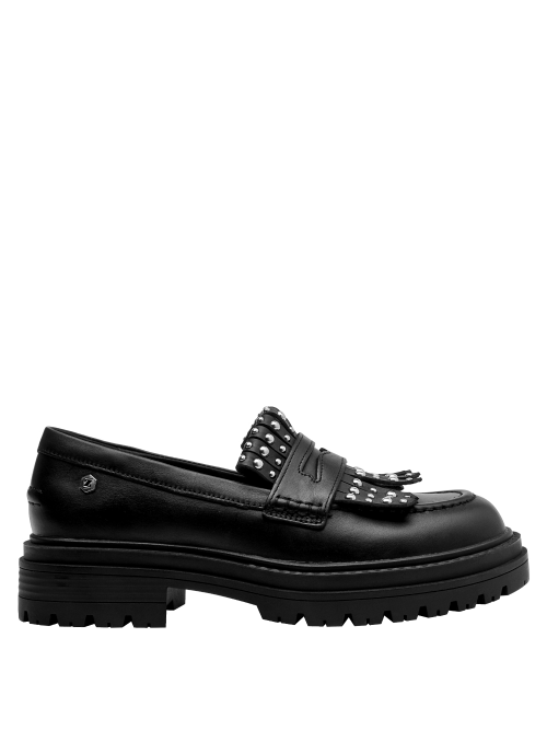 Mocasín de cuero negro, diseño resistente con tachas, versátil para eventos casuales.