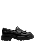 Mocasín negro de cuero, estilo clásico renovado con tachas, perfecto para salidas urbanas.