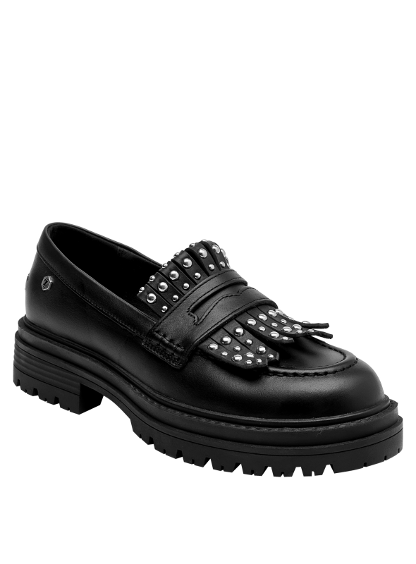 Mocasín de cuero negro, diseño resistente con tachas, versátil para eventos casuales.