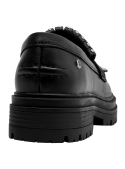 Calzado de cuero negro, mocasín femenino con tachas, ideal para estilo urbano.