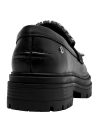 Calzado de cuero negro, mocasín femenino con tachas, ideal para estilo urbano.