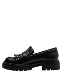 Mocasín casual negro de cuero, detalles punk con tachas para un look alternativo.
