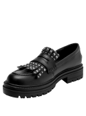 Mocasín de cuero negro con tachas metálicas, diseño elegante y moderno para mujer.