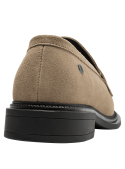 Mocasín de cuero taupe para mujer con detalle metálico, ideal para estilo casual y eventos semi-formales.