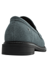 Mocasín de cuero celeste para mujer con hebilla metálica, estilo casual y suela negra contrastante.