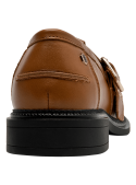 Mocasín de cuero camel para mujer con hebilla dorada, estilo casual elegante.