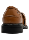 Mocasín de cuero camel para mujer con hebilla dorada, estilo casual elegante.