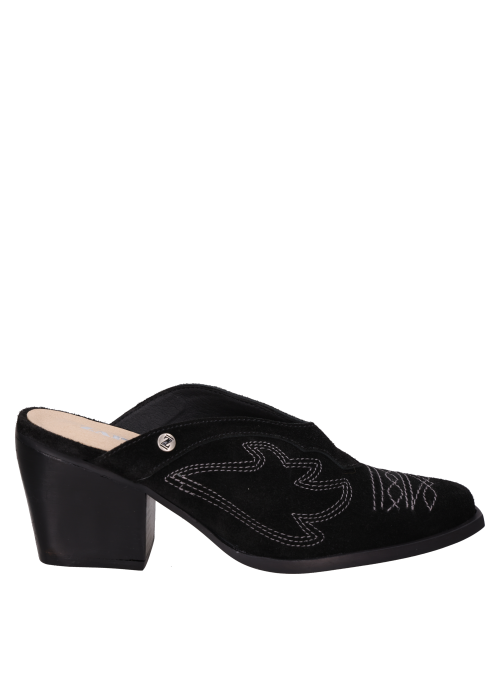 Elegante zapato vaquero de mujer en cuero negro con diseño versátil para diversas combinaciones.