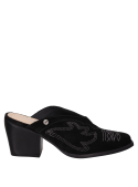 Zapato de mujer en cuero negro, estilo vaquero, con taco bloque que equilibra altura y estabilidad.