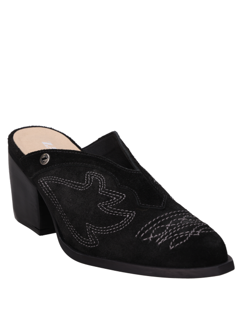Elegante zapato vaquero de mujer en cuero negro con diseño versátil para diversas combinaciones.