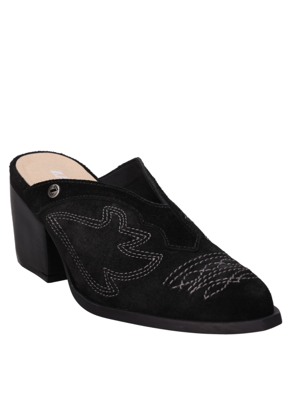 Elegante zapato vaquero de mujer en cuero negro con diseño versátil para diversas combinaciones.