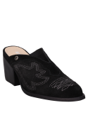 Elegante zapato vaquero de mujer en cuero negro con diseño versátil para diversas combinaciones.