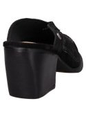 Detalle del zapato vaquero de mujer en cuero negro con acabado limpio y silueta definida.
