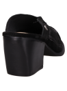 Detalle del zapato vaquero de mujer en cuero negro con acabado limpio y silueta definida.