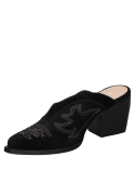 Zapato de salón negro de cuero con taco bloque de 6.5 cm y punta puntiaguda estilizada.