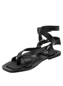 Sandalia negra plana de cuero para mujer con diseño minimalista y punta abierta.