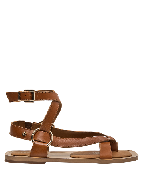 Elegante sandalia camel de cuero con taco de 1 cm, combinable con jeans o vestidos.