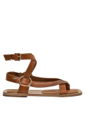 Sandalia plana camel de cuero, estilo relajado para mujer en actividades cotidianas.