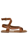 Sandalia plana camel de cuero, estilo relajado para mujer en actividades cotidianas.