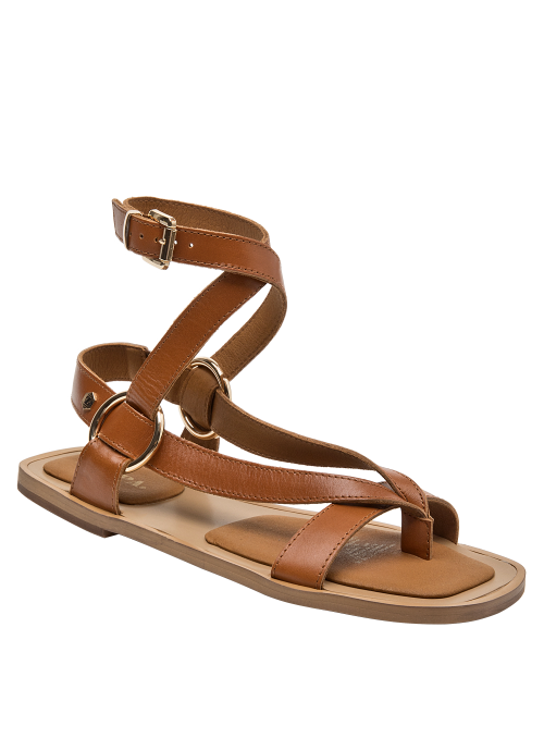 Elegante sandalia camel de cuero con taco de 1 cm, combinable con jeans o vestidos.