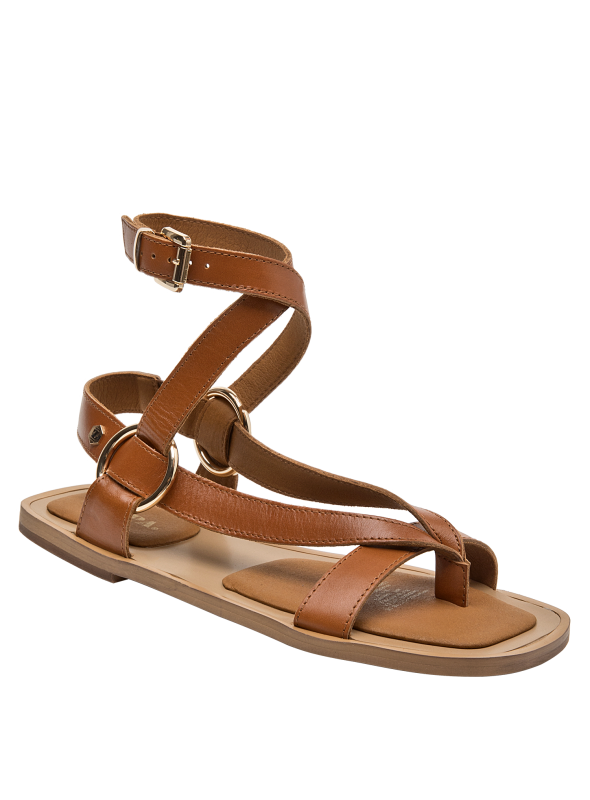 Elegante sandalia camel de cuero con taco de 1 cm, combinable con jeans o vestidos.