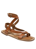 Elegante sandalia camel de cuero con taco de 1 cm, combinable con jeans o vestidos.