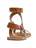 Sandalia de cuero camel con forro de microfibra, perfecta para tenidas casuales.