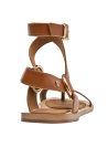 Sandalia de cuero camel con forro de microfibra, perfecta para tenidas casuales.