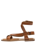 Calzado casual camel de cuero para mujer, diseño atemporal y versátil para el día a día.