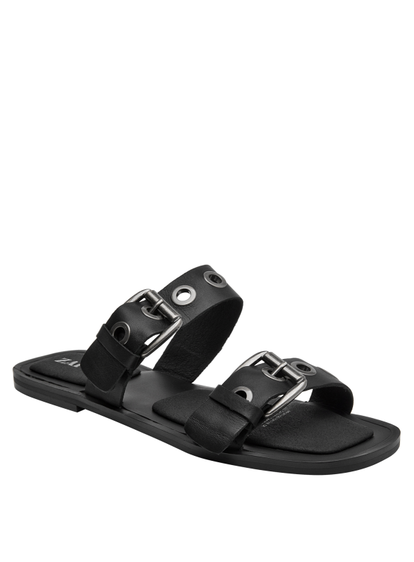 Sandalia femenina negra de cuero, ideal para combinar con diversas prendas.