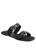 Sandalia femenina negra de cuero, ideal para combinar con diversas prendas.