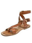 Sandalia plana de cuero camel para mujer con punta abierta y taco bajo, ideal para climas cálidos.
