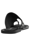Sandalia casual de cuero negro para mujer, con taco plano de 1 cm y diseño minimalista.