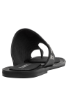Sandalia casual de cuero negro para mujer, con taco plano de 1 cm y diseño minimalista.