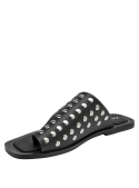 Sandalia negra de cuero con punta abierta, ideal para mujer en estilo casual.