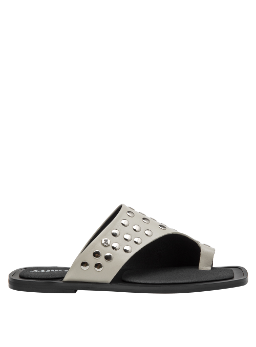 Sandalia casual beige de cuero, diseño minimalista para mujer, ideal con vestidos midi o jeans.
