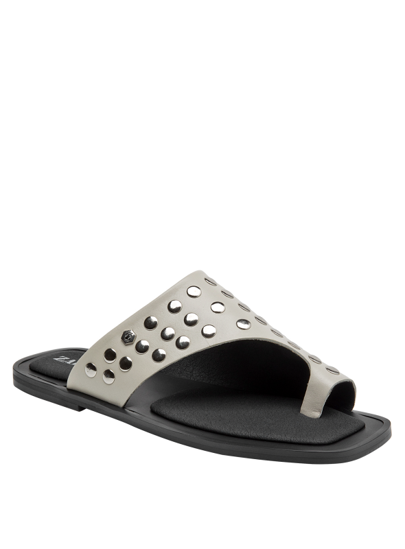 Sandalia casual beige de cuero, diseño minimalista para mujer, ideal con vestidos midi o jeans.
