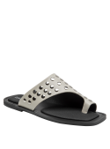 Sandalia casual beige de cuero, diseño minimalista para mujer, ideal con vestidos midi o jeans.