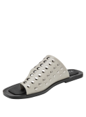 Sandalia plana de cuero beige para mujer con punta abierta y taco bajo, ideal para estilo casual.