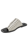 Sandalia plana de cuero beige para mujer con punta abierta y taco bajo, ideal para estilo casual.