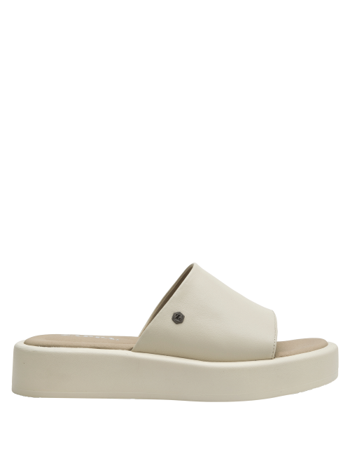 Sandalia beige de cuero para mujer combinada con jeans rectos, mostrando un look casual relajado.