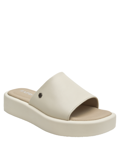 Sandalia beige de cuero para mujer combinada con jeans rectos, mostrando un look casual relajado.