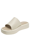Detalle del diseño limpio de la sandalia beige de cuero para mujer, mostrando su versatilidad casual.